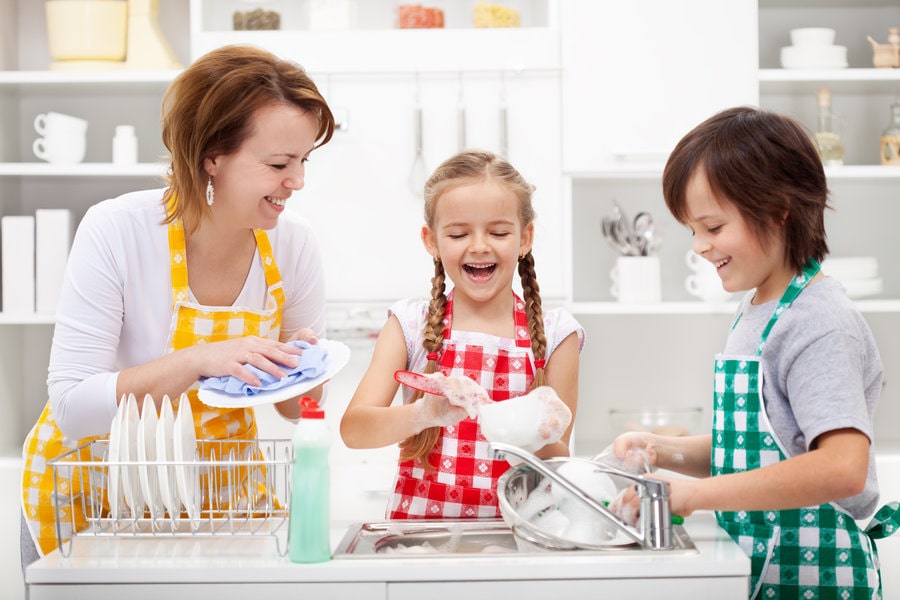 اهمیت همکاری کودکان در انجام کار های خانه