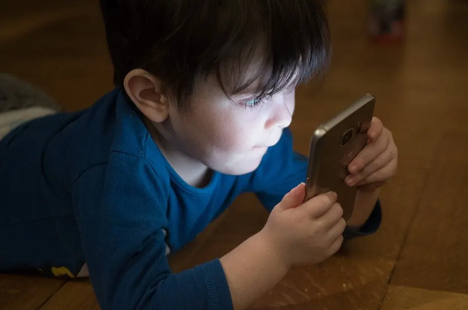 مضرات موبایل و تبلت برای کودکان چیست